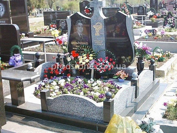 Подвійний пам'ятник №11