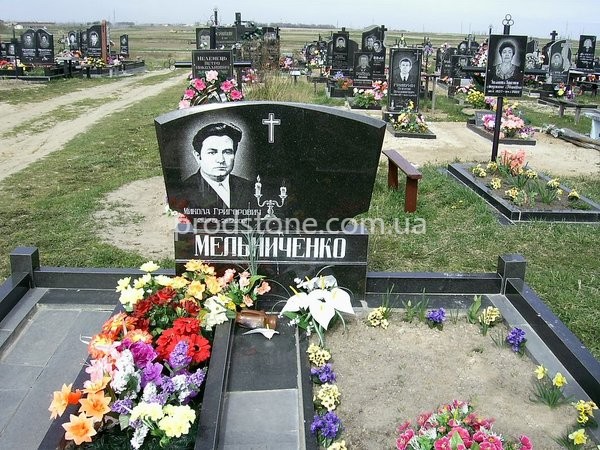 Подвійний пам'ятник №18